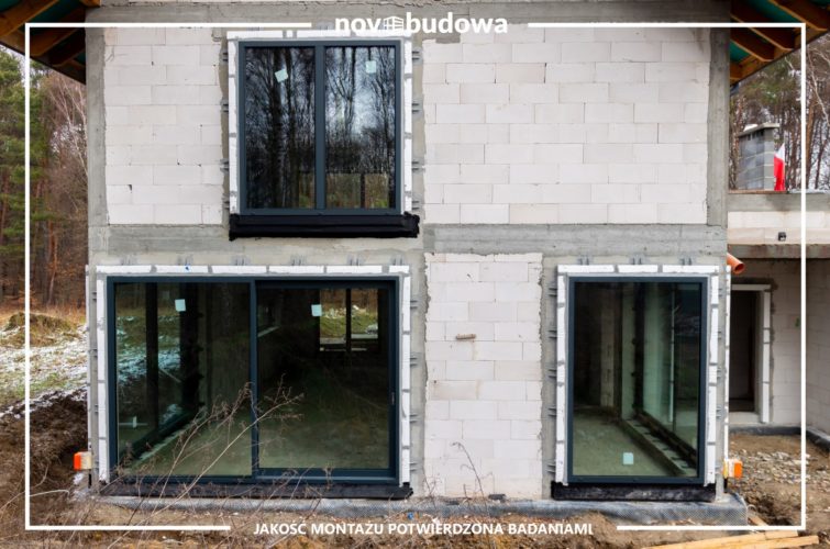 Realizacje Novobudowa: montaż okien na budowie Kłaj