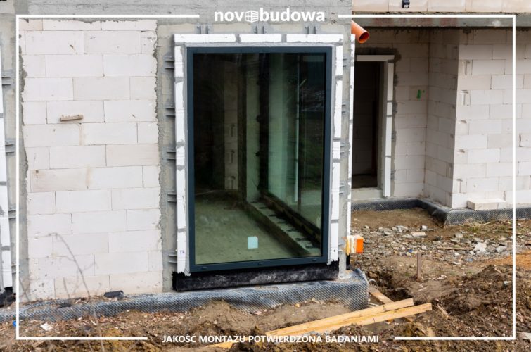 Realizacje Novobudowa: montaż okien na budowie Kłaj