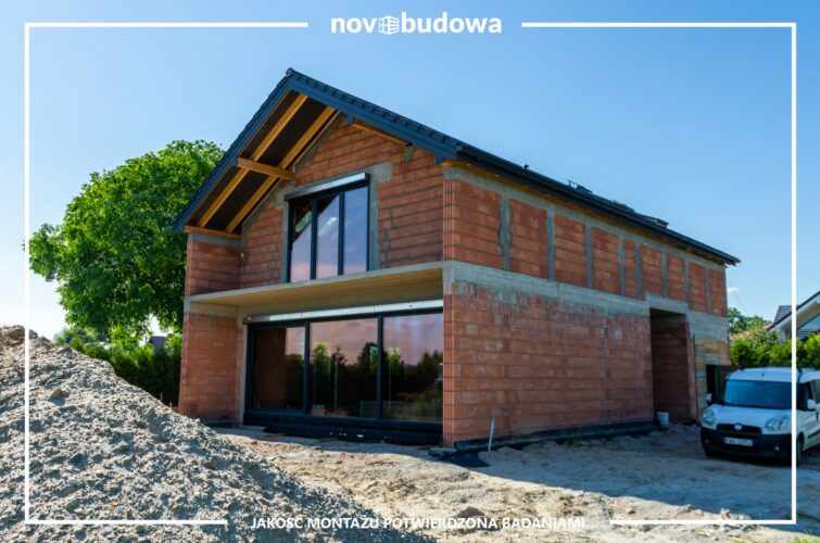Aluminiowy HST o szerokości prawie 8m. Montaż w Krakowie