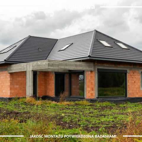 Nasze realizacje: dom parterowy z wielkoformatową witryną aluminiową + HST alu