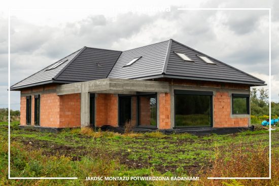 Nasze realizacje: dom parterowy z wielkoformatową witryną aluminiową + HST alu