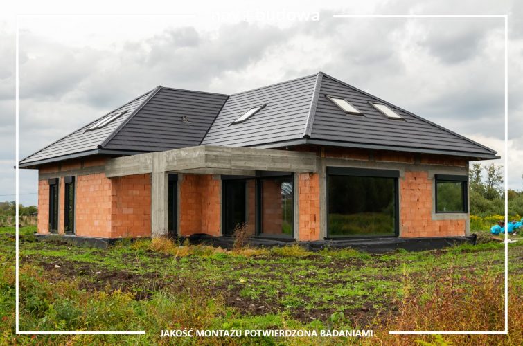 Nasze realizacje: dom parterowy z wielkoformatową witryną aluminiową + HST alu