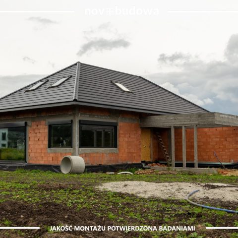 Nasze realizacje: dom parterowy z wielkoformatową witryną aluminiową + HST alu