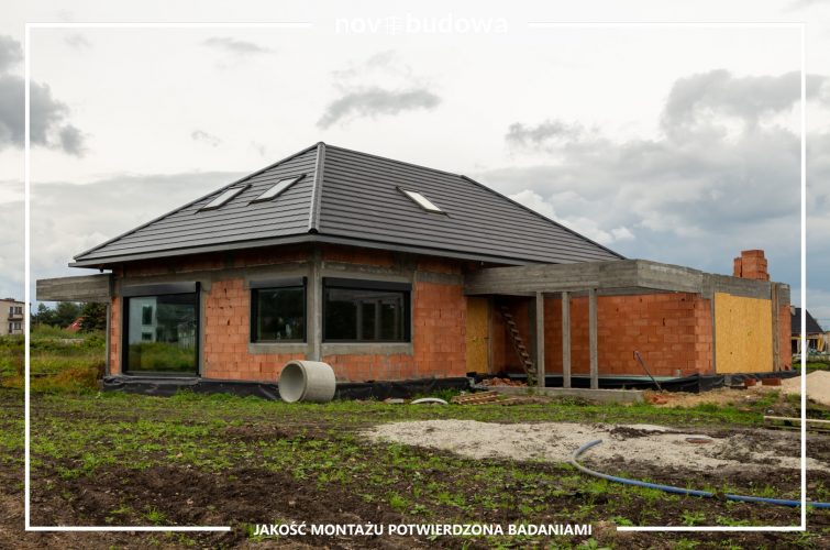 Nasze realizacje: dom parterowy z wielkoformatową witryną aluminiową + HST alu