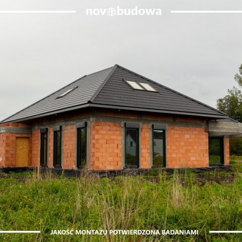 Nasze realizacje: dom parterowy z wielkoformatową witryną aluminiową + HST alu