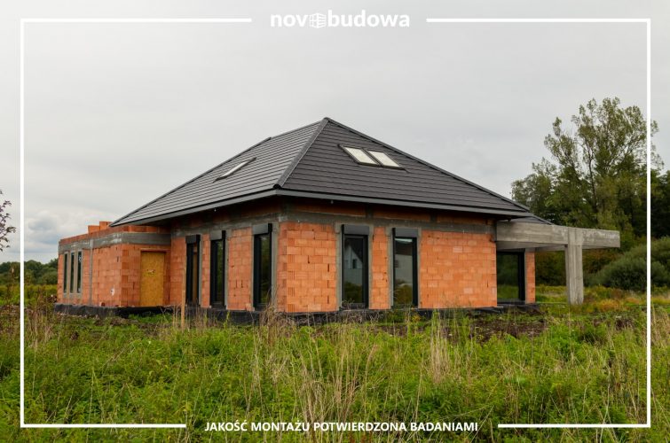 Nasze realizacje: dom parterowy z wielkoformatową witryną aluminiową + HST alu