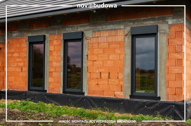 Nasze realizacje: dom parterowy z wielkoformatową witryną aluminiową + HST alu