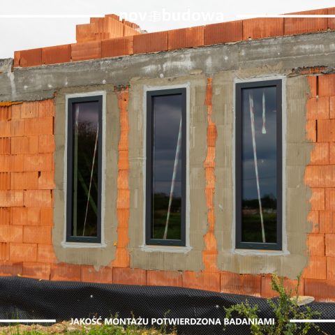 Nasze realizacje: dom parterowy z wielkoformatową witryną aluminiową + HST alu