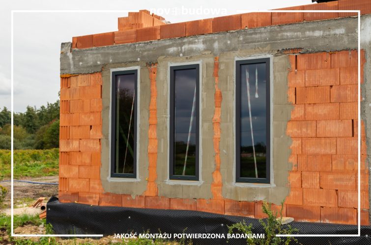 Nasze realizacje: dom parterowy z wielkoformatową witryną aluminiową + HST alu