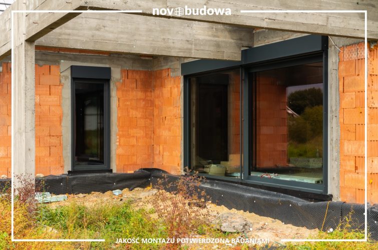 Nasze realizacje: dom parterowy z wielkoformatową witryną aluminiową + HST alu