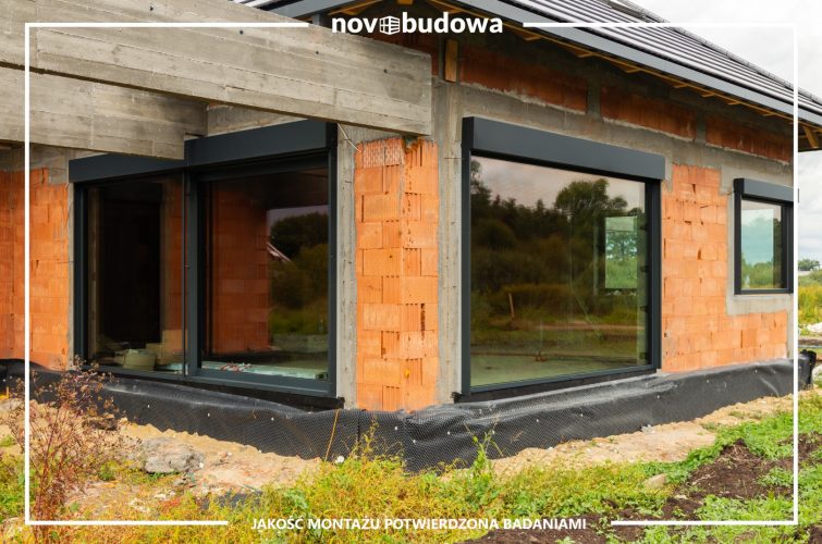 Nasze realizacje: dom parterowy z wielkoformatową witryną aluminiową + HST alu