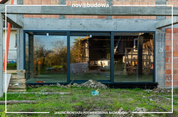 Nasze realizacje: Wielkoformatowe okno skośne, duże witryny, okno przesuwne HST