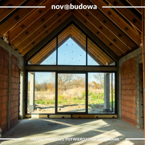 Novobudowa realizacje: Nowoczesna stodoła parterowa z przeszkloną ścianą