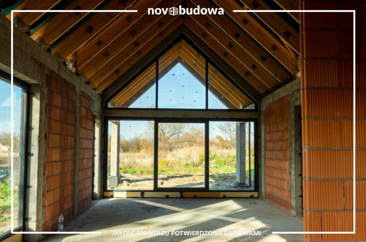 Novobudowa realizacje: Nowoczesna stodoła parterowa z przeszkloną ścianą