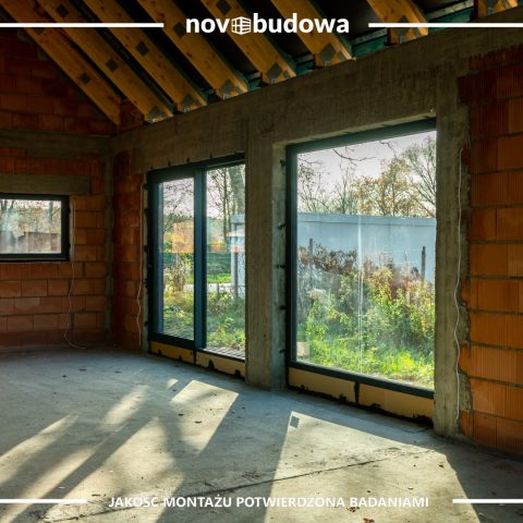 Novobudowa realizacje: Nowoczesna stodoła parterowa z przeszkloną ścianą