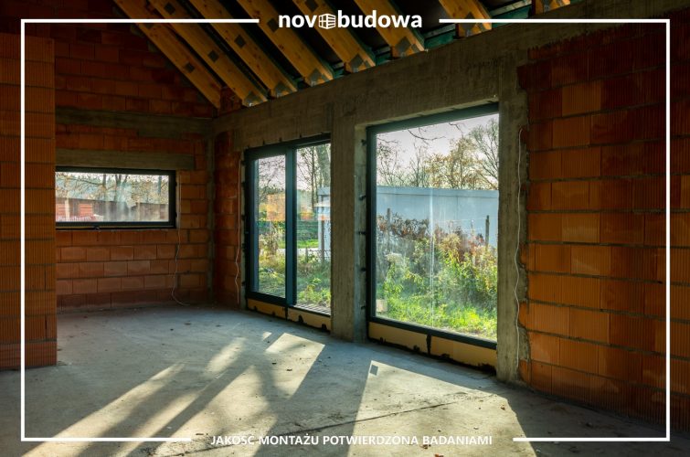 Novobudowa realizacje: Nowoczesna stodoła parterowa z przeszkloną ścianą