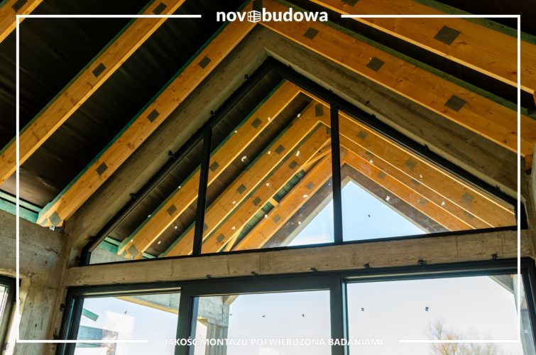 Novobudowa realizacje: Nowoczesna stodoła parterowa z przeszkloną ścianą