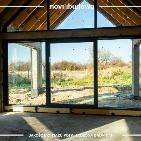 Novobudowa realizacje: Nowoczesna stodoła parterowa z przeszkloną ścianą