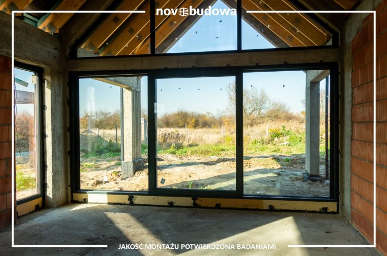 Novobudowa realizacje: Nowoczesna stodoła parterowa z przeszkloną ścianą