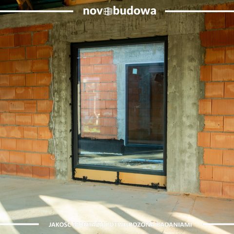 Novobudowa realizacje: Nowoczesna stodoła parterowa z przeszkloną ścianą