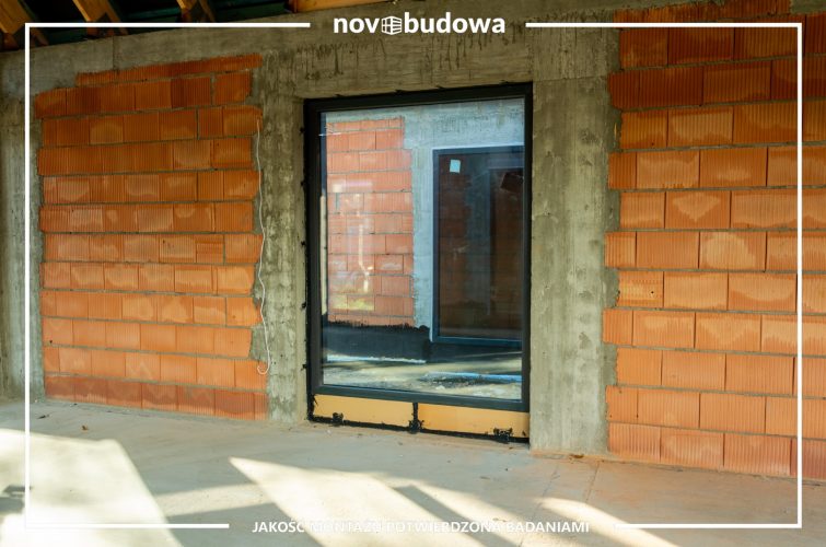 Novobudowa realizacje: Nowoczesna stodoła parterowa z przeszkloną ścianą