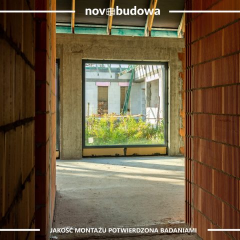 Novobudowa realizacje: Nowoczesna stodoła parterowa z przeszkloną ścianą