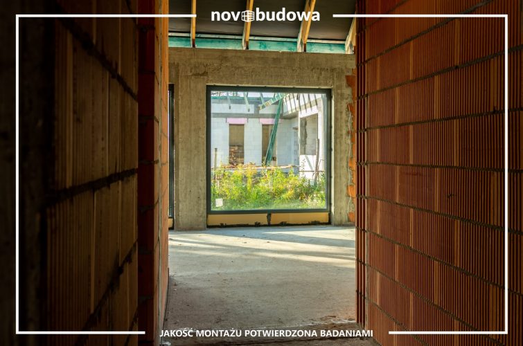 Novobudowa realizacje: Nowoczesna stodoła parterowa z przeszkloną ścianą