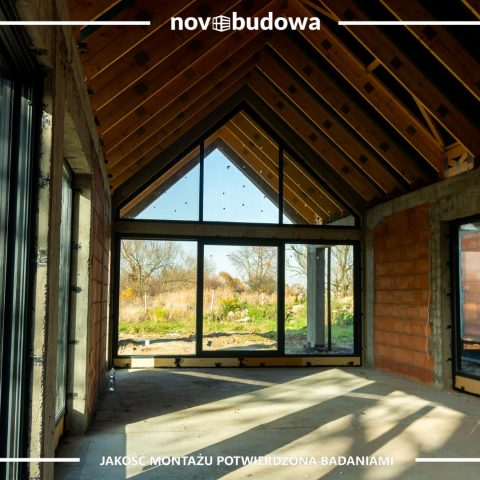 Novobudowa realizacje: Nowoczesna stodoła parterowa z przeszkloną ścianą