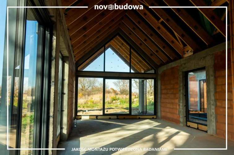 Novobudowa realizacje: Nowoczesna stodoła parterowa z przeszkloną ścianą