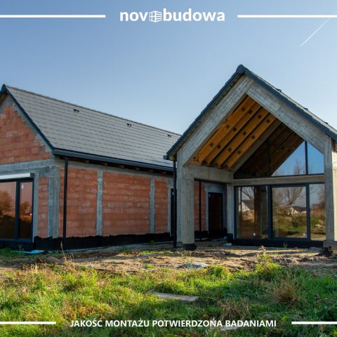 Novobudowa realizacje: Nowoczesna stodoła parterowa z przeszkloną ścianą