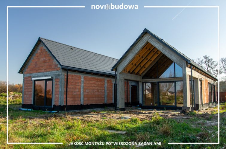 Novobudowa realizacje: Nowoczesna stodoła parterowa z przeszkloną ścianą