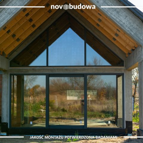 Novobudowa realizacje: Nowoczesna stodoła parterowa z przeszkloną ścianą