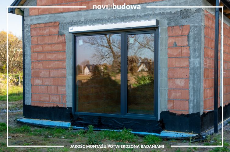 Novobudowa realizacje: Nowoczesna stodoła parterowa z przeszkloną ścianą