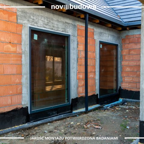 Novobudowa realizacje: Nowoczesna stodoła parterowa z przeszkloną ścianą