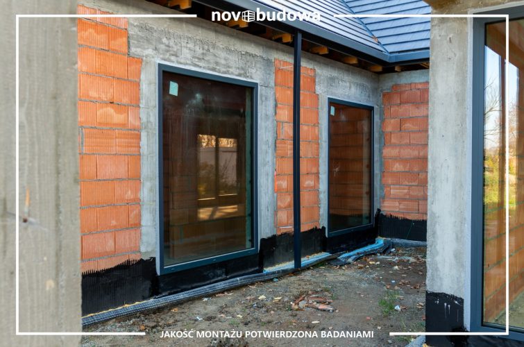 Novobudowa realizacje: Nowoczesna stodoła parterowa z przeszkloną ścianą