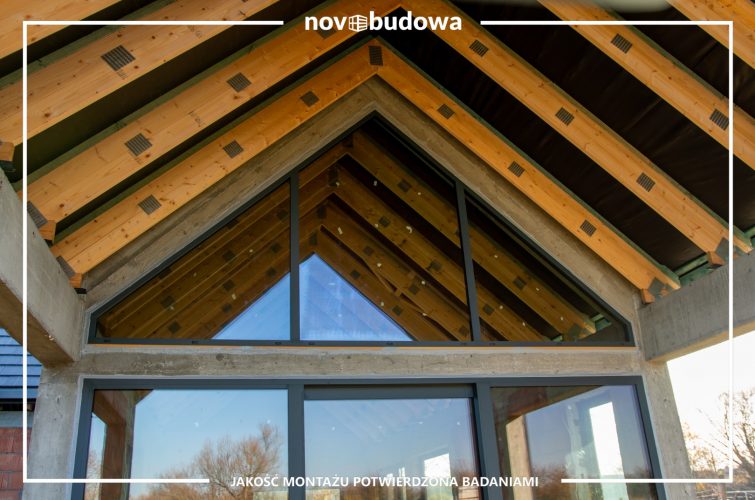 Novobudowa realizacje: Nowoczesna stodoła parterowa z przeszkloną ścianą