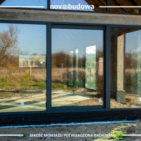 Novobudowa realizacje: Nowoczesna stodoła parterowa z przeszkloną ścianą