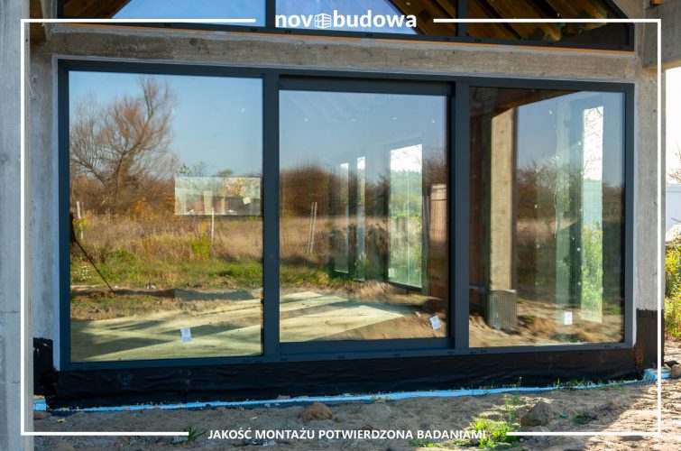 Novobudowa realizacje: Nowoczesna stodoła parterowa z przeszkloną ścianą