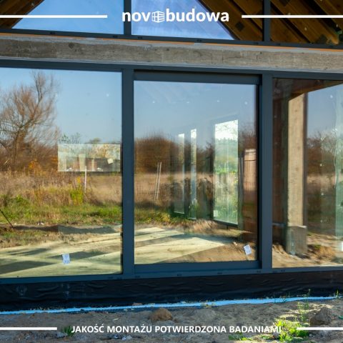 Novobudowa realizacje: Nowoczesna stodoła parterowa z przeszkloną ścianą