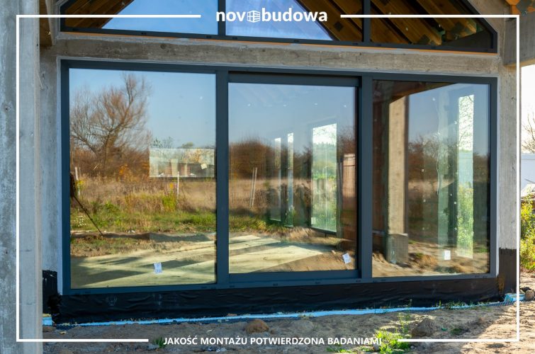 Novobudowa realizacje: Nowoczesna stodoła parterowa z przeszkloną ścianą