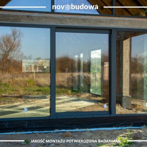 Novobudowa realizacje: Nowoczesna stodoła parterowa z przeszkloną ścianą