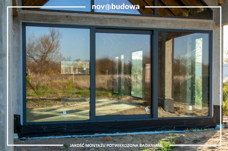 Novobudowa realizacje: Nowoczesna stodoła parterowa z przeszkloną ścianą