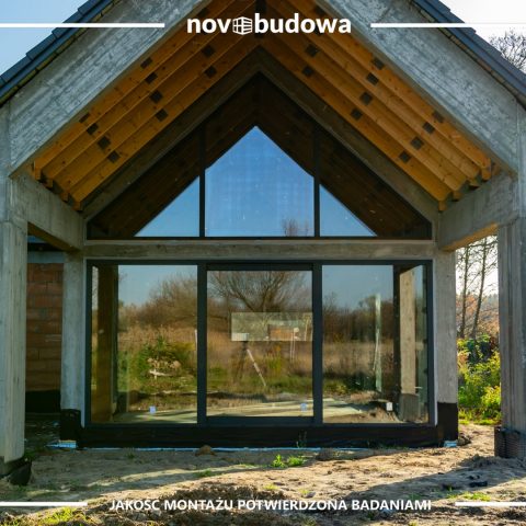 Novobudowa realizacje: Nowoczesna stodoła parterowa z przeszkloną ścianą