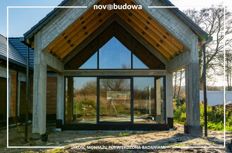 Novobudowa realizacje: Nowoczesna stodoła parterowa z przeszkloną ścianą