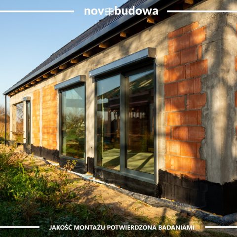 Novobudowa realizacje: Nowoczesna stodoła parterowa z przeszkloną ścianą