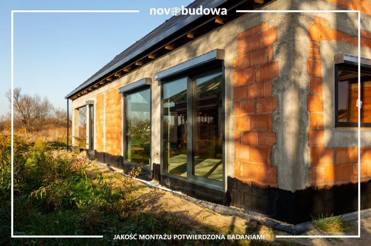 Novobudowa realizacje: Nowoczesna stodoła parterowa z przeszkloną ścianą