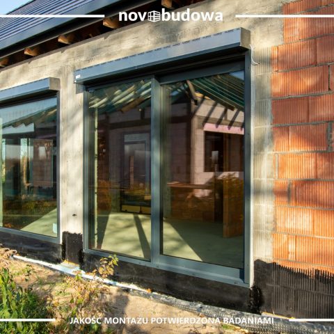 Novobudowa realizacje: Nowoczesna stodoła parterowa z przeszkloną ścianą