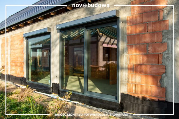 Novobudowa realizacje: Nowoczesna stodoła parterowa z przeszkloną ścianą